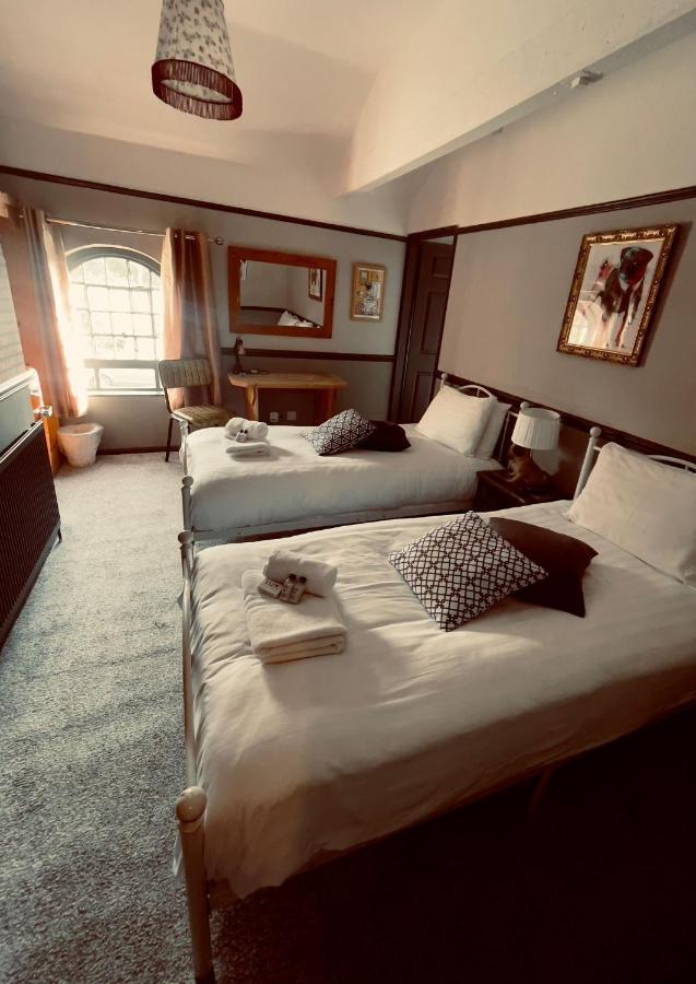 The Italian Greyhound Hotel Great Glen Bagian luar foto